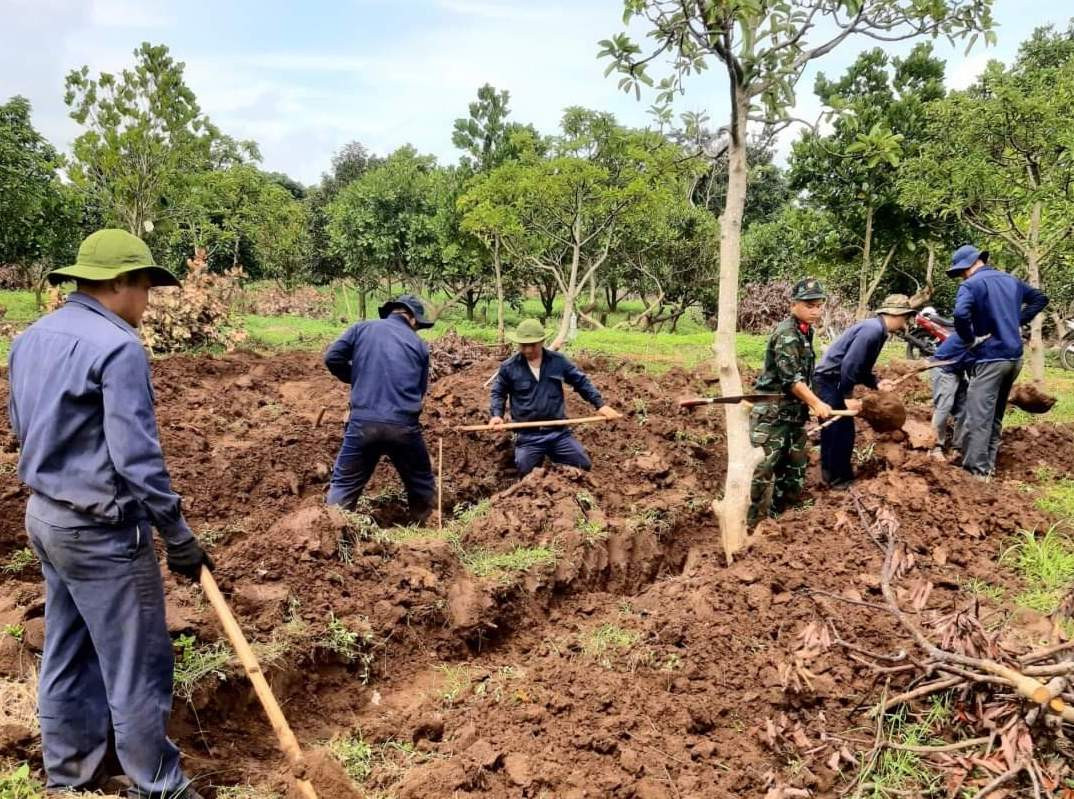 Đội K51, Bộ Chỉ huy Quân sự tỉnh Đắk Lắk tìm kiếm hài cốt liệt sĩ trên địa bàn huyện Ea Súp, tỉnh Đắk Lắk. Ảnh: Việt Hùng.
