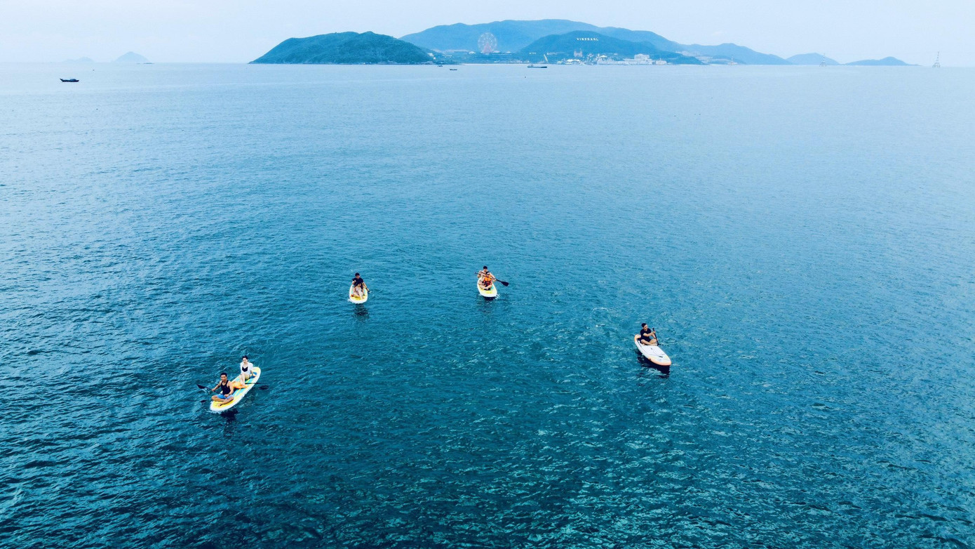 Chỉ mất khoảng 10 phút để được hướng dẫn và làm quen, người chơi đã có thể tự chèo SUP và bắt đầu hành trình trải nghiệm của mình. Du khách thường lựa chọn chèo SUP ra giữa biển vào những thời điểm vàng trong ngày để ngắm hoàng hôn hay bình minh. Đây cũng là khung giờ thích hợp để cho ra đời những tấm ảnh sống ảo đẹp nhất.