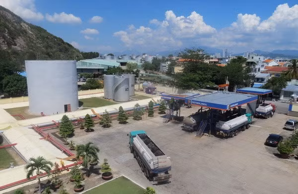 Kho xăng dầu của Công ty Xăng dầu Phú Khánh nằm ngay trung tâm TP. Nha Trang. Ảnh: T.L. Kho xăng dầu của Công ty Xăng dầu Phú Khánh nằm ngay trung tâm TP. Nha Trang. Ảnh: T.L.
