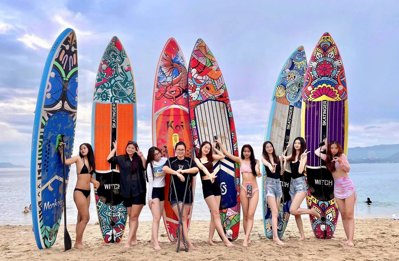 Đi dọc đường bờ biển Nha Trang, ta dễ dàng bắt gặp những chiếc thuyền SUP (Standup Paddle Board - lướt ván đứng) có màu sắc sặc sỡ đang lướt trên dòng nước biển trong xanh. Đây là loại hình giải trí mới được nhiều bạn trẻ và du khách lựa chọn khi đến với Nha Trang.