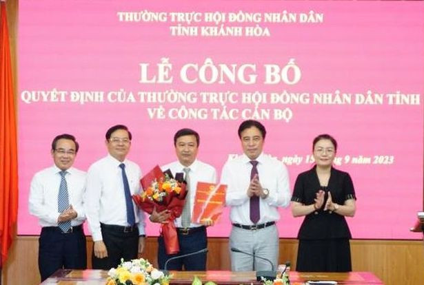 Thường trực HĐND tỉnh Khánh Hòa trao quyết định cho ông Trần Nam Bình (giữa). Ảnh: H.L.