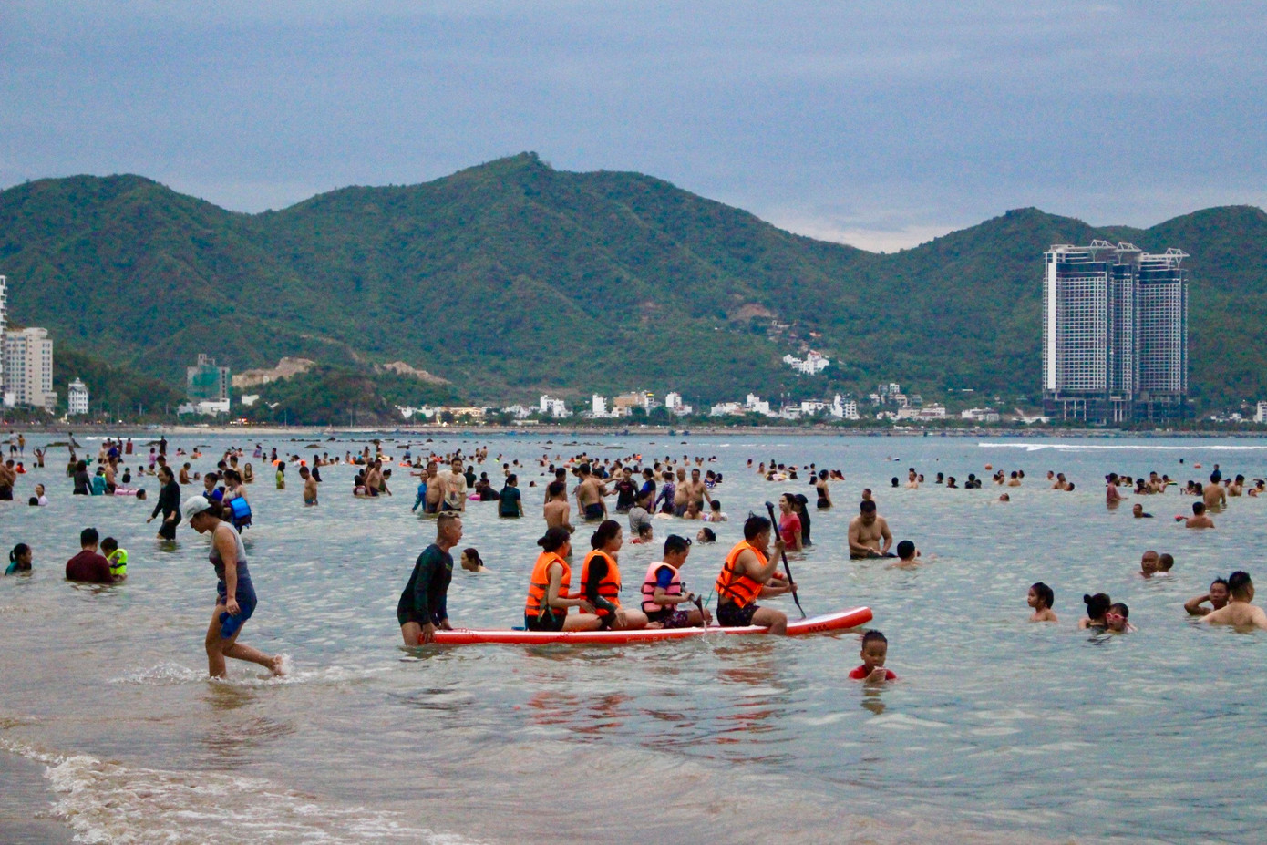 Khách du lịch vui chơi trên biển Nha Trang dịp nghỉ lễ. Ảnh: Khánh Nguyên.