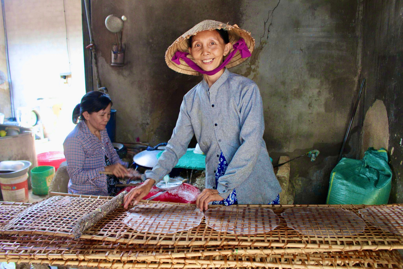Từ 3 - 4h sáng, các lò bánh trong xóm đều sáng đèn, bắt đầu các công đoạn như: nhóm lửa, pha bột, tráng bánh… để khi mặt trời vừa nhô lên cũng là lúc những vỉ bánh đầu tiên được mang ra phơi.