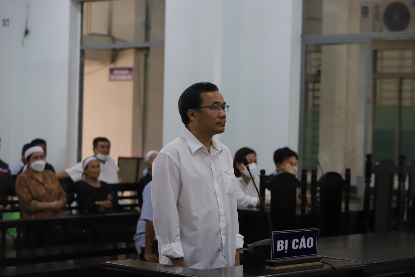 Bị cáo Bình khai “nghĩ rằng chỉ xảy ra va chạm chứ không phải tai nạn giao thông”. Ảnh: L.H.