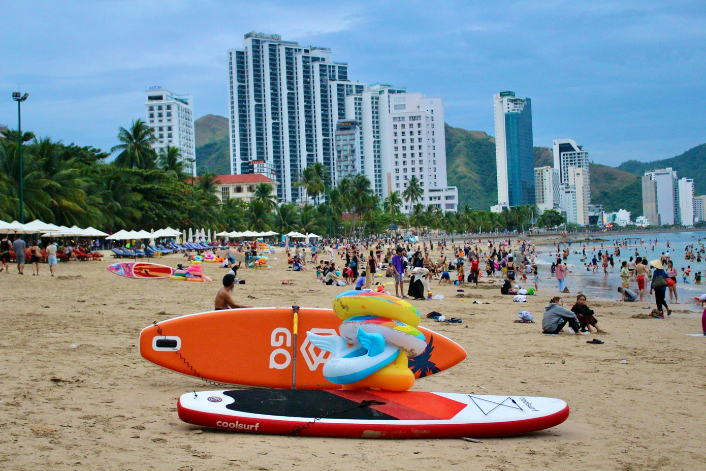 Không đem lại cảm giác mạnh như các môn thể thao trên nước khác, chèo SUP giúp người chơi thư giãn, có thể hòa mình vào thiên nhiên, ngắm nhìn thành phố từ những góc mới. Chính vì thế, nhiều người lựa chọn môn thể thao này để thư giãn.