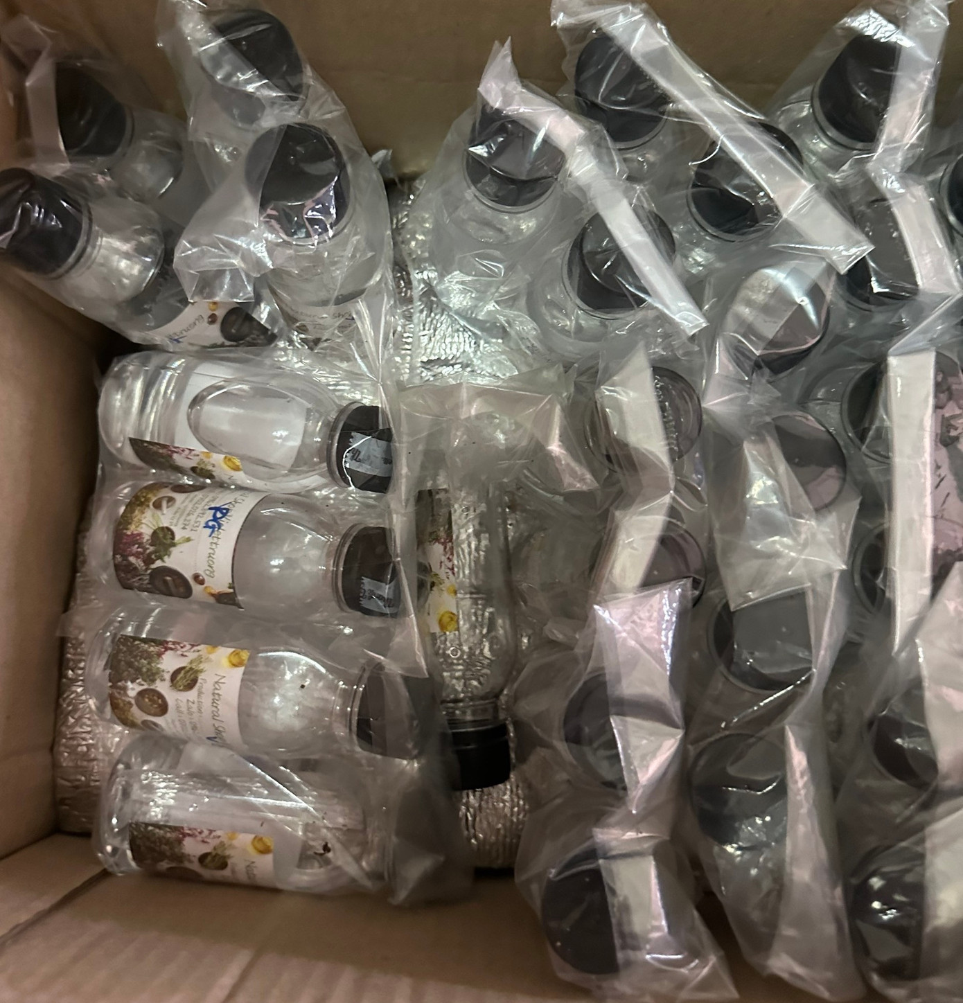 Các loại hoá chất mà Đỗ Ngọc Tùng dùng để bào chế "cỏ Mỹ". Ảnh: CACC.