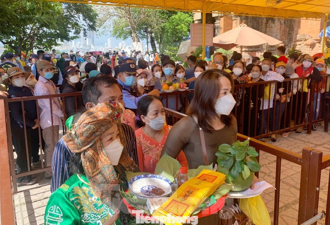 Đông đảo người dân và du khách đến dâng hương tại di tích Tháp Bà Ponagar dịp lễ. Ảnh: L.H. Đông đảo người dân và du khách đến dâng hương tại di tích Tháp Bà Ponagar dịp lễ. Ảnh: L.H.