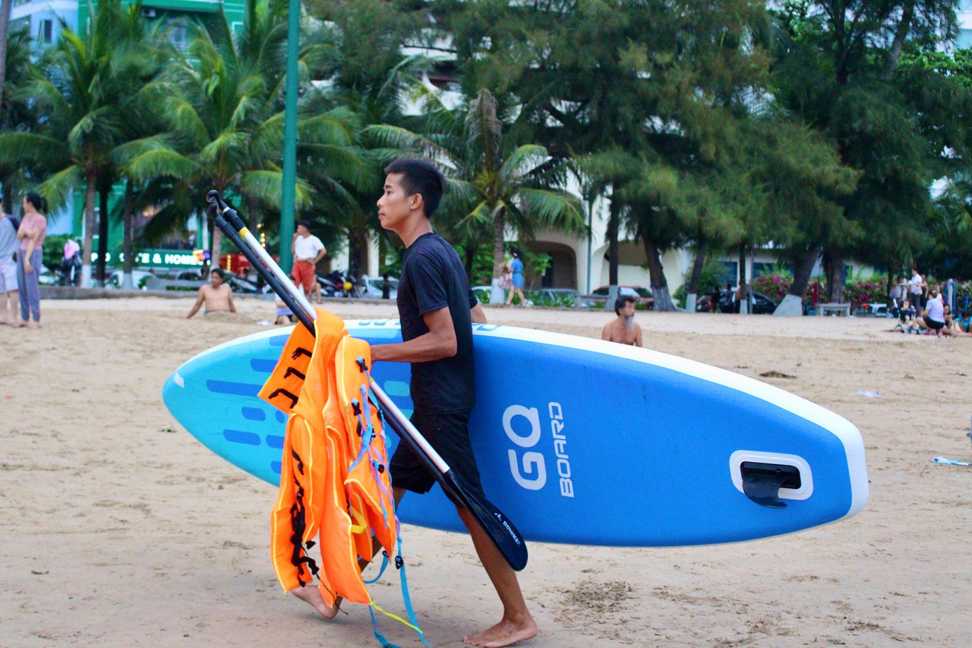 Khi thuê thuyền SUP người chơi sẽ được trang bị mái chèo, dây an toàn, áo phao. Giá cho thuê SUP ở Nha Trang hiện nay dao động ở mức 150.000 - 200.000đ/người/2 tiếng. Khi đến với trải nghiệm này, du khách sẽ được làm quen, hướng dẫn các kỹ năng chèo và luôn có đội cứu hộ quan sát để đảm bảo an toàn.