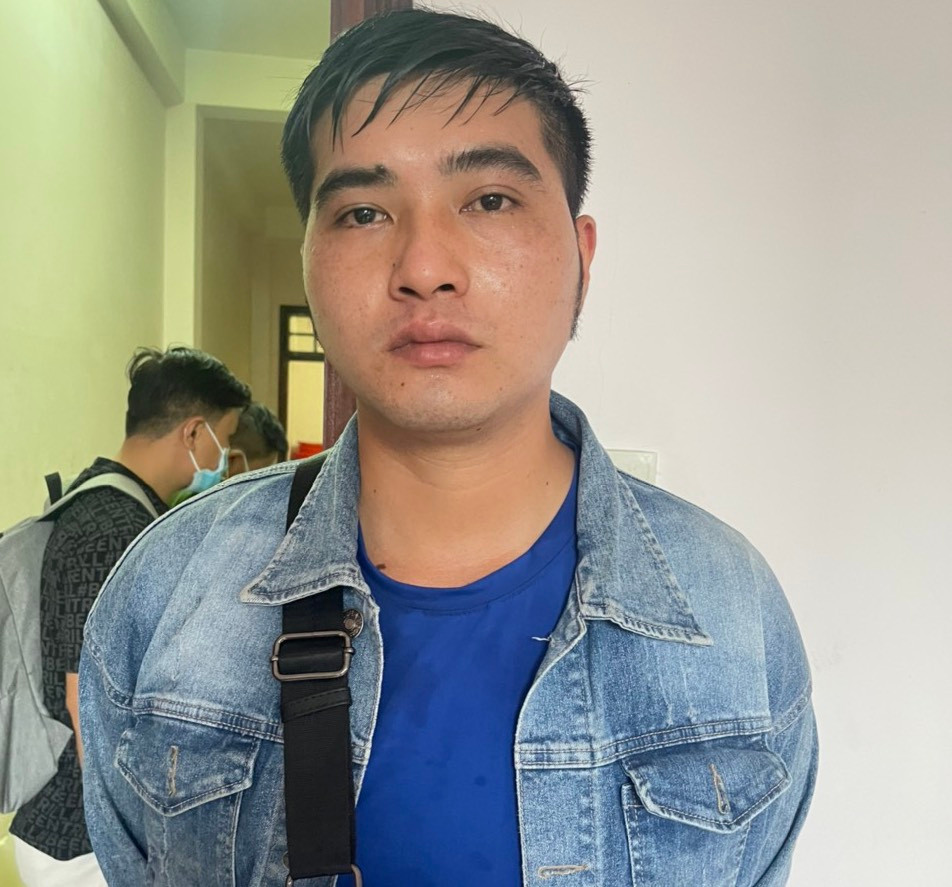 Đối tượng Đỗ Ngọc Tùng lúc bị Công an TP Nha Trang bắt quả tang. Ảnh: CACC.