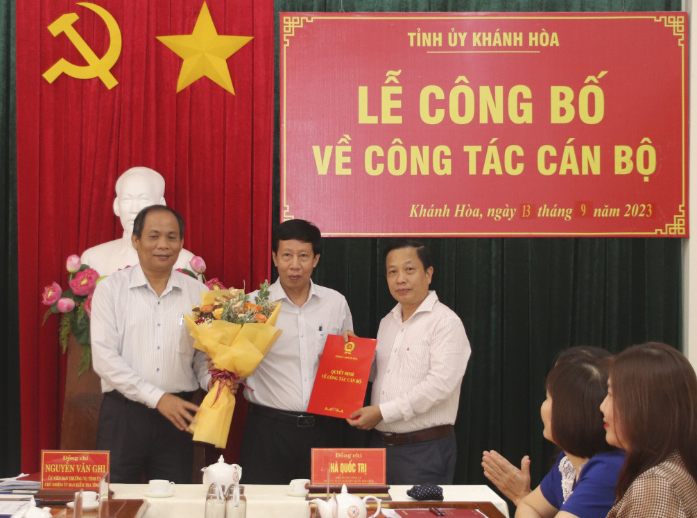 Ông Hà Quốc Trị (phải, Phó Bí thư Tỉnh uỷ Khánh Hòa) trao quyết định chuẩn y của Ban Bí thư cho ông Đoàn Chí Nhàn (giữa). Ảnh: Đ.L.