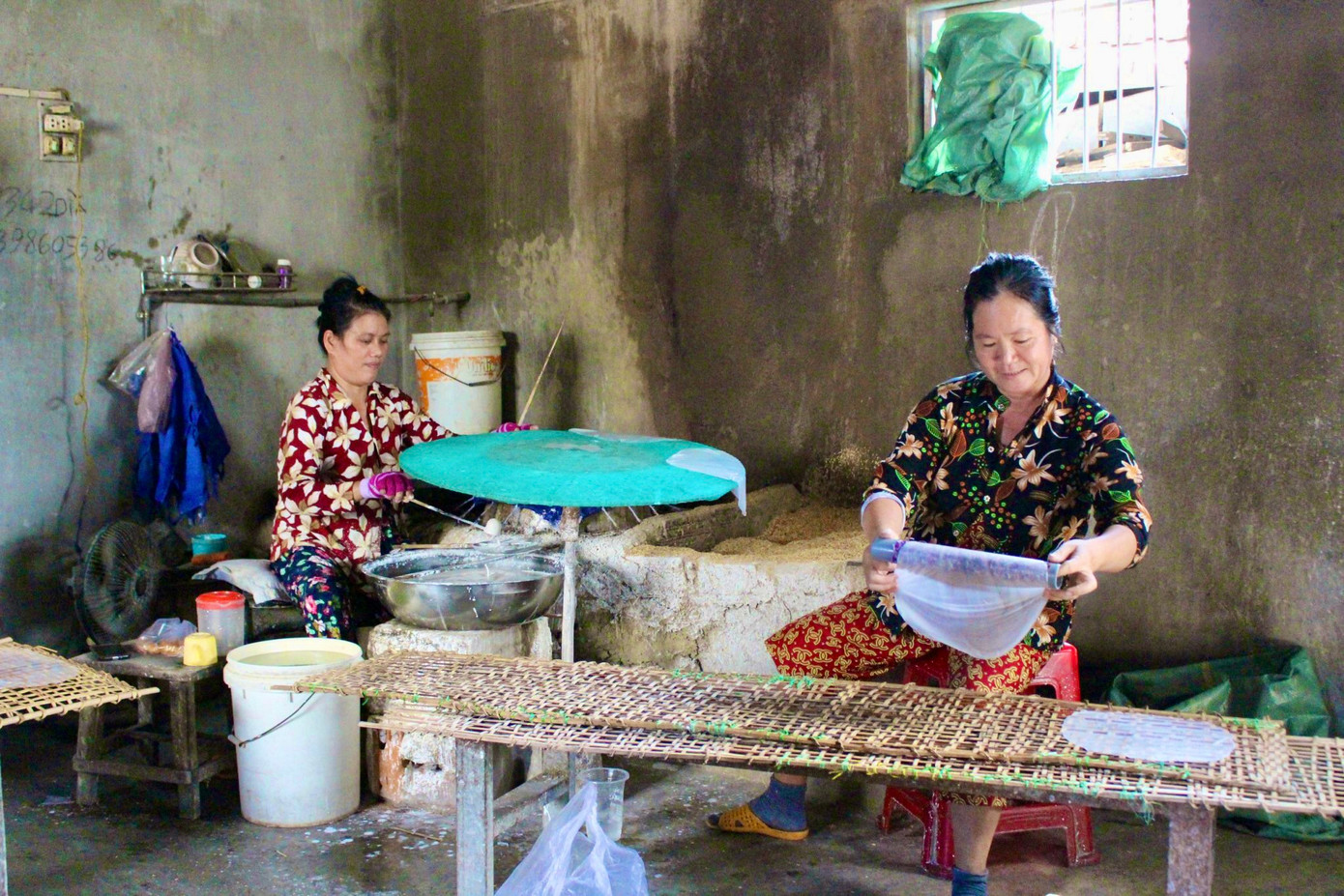 Muốn những chiếc bánh đạt yêu cầu tròn, đẹp người thợ phải thật khéo léo và tập trung. Một lò bánh phải có ít nhất 2 người, phụ trách khâu tráng bánh và đặt bánh lên vỉ. Hầu hết những người thợ lành nghề đều nhận xét tráng bánh là công đoạn khó nhất vì nó đòi hỏi đôi tay linh hoạt và kỹ thuật cao.