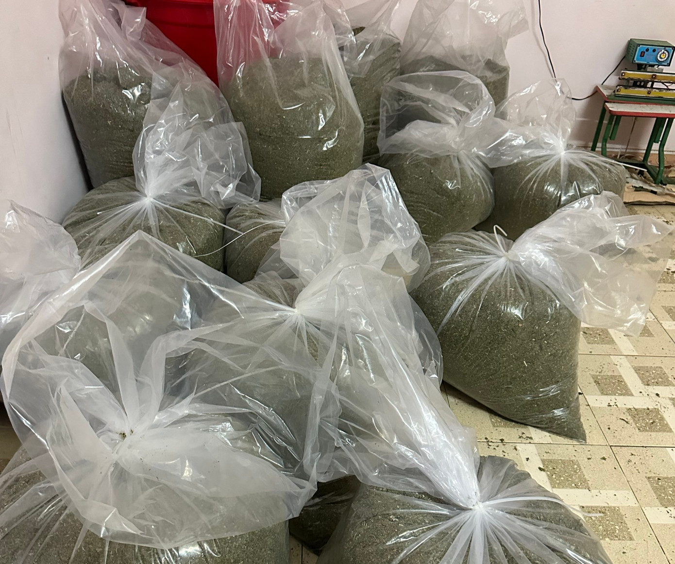 Nhiều loại thảo mộc dùng để bào chế "cỏ Mỹ" tại xưởng của Đỗ Ngọc Tùng. Ảnh: CACC.