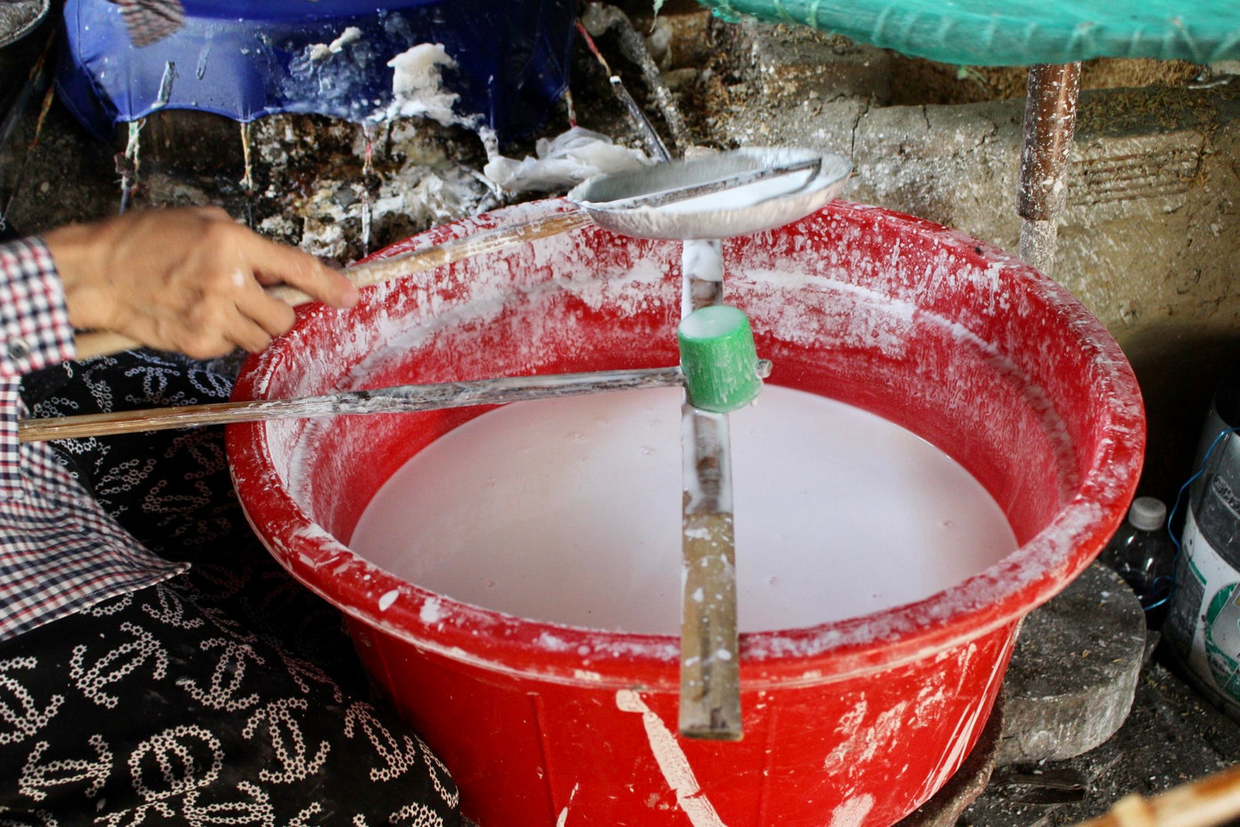 Ngày nay, nhiều lò bánh tráng máy móc hiện đại mọc lên nhưng đa số các hộ dân làm bánh tráng ở Xóm Rượu vẫn giữ cách làm thủ công với các vật dụng dân dã như bếp trấu, khuôn tráng bánh đơn giản, nắp đậy, bàn xoay bằng tre nhằm giữ hương vị đặc trưng cho bánh.