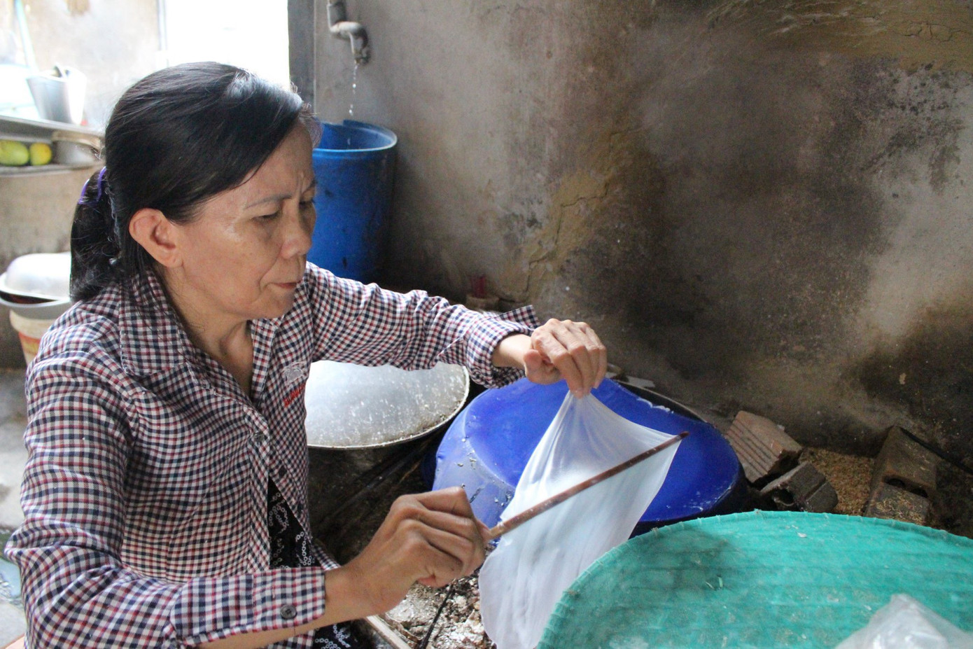 Bà Võ Thị Mẫn (56 tuổi, thị xã Ninh Hòa) có hơn 20 năm làm nghề cho biết, làm bánh tráng cuốn chả nhọc công hơn các loại bánh tráng khác. Để cho ra đời những chiếc bánh ngon, khâu chọn gạo vô cùng quan trọng. Gạo được chọn cần giữ được chất cám để tạo nên mùi thơm cho bánh. Từng hạt gạo thơm ngon được ngâm, xay từ tối hôm trước để bánh có được độ dai như ý.