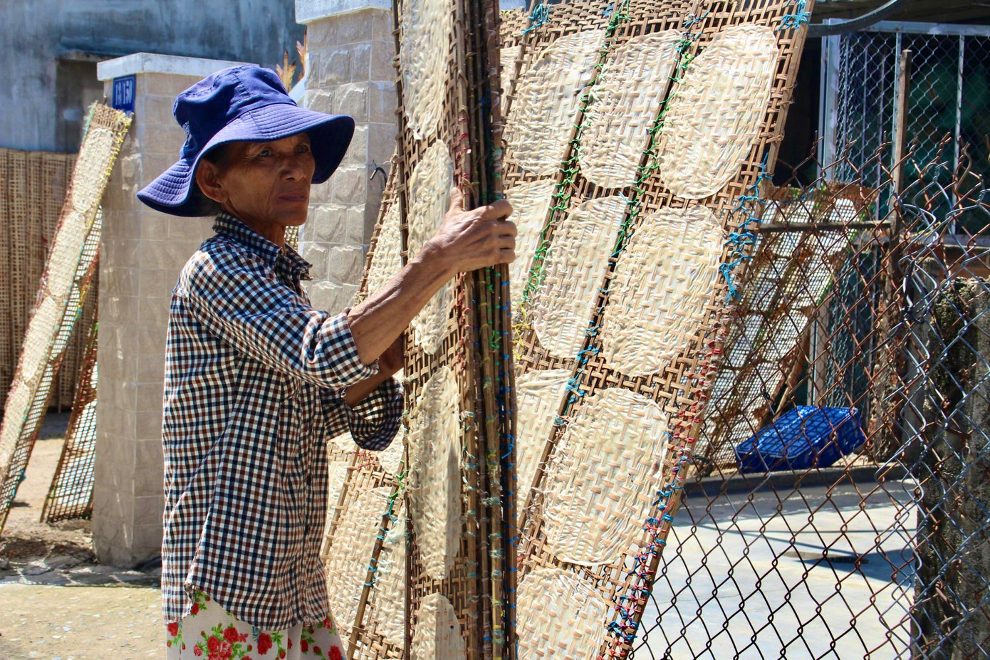 Gắn bó với nghề bánh tráng hàng chục năm qua, bà Nguyễn Thị Oanh (64 tuổi, thị xã Ninh Hòa) chia sẻ, công đoạn phơi bánh cũng không hề đơn giản. Trước khi phơi bánh, người thợ phải quét lên vỉ một lớp dầu phụng, trong lúc phơi phải chịu khó theo dõi, xoay trở bánh thường xuyên, canh bánh vừa khô là đem vào bóng mát, nếu không, bánh sẽ bị cong vênh, nứt mặt. Vào những ngày trời mưa không thể đem bánh ra phơi, phải sấy bánh trên lò than.