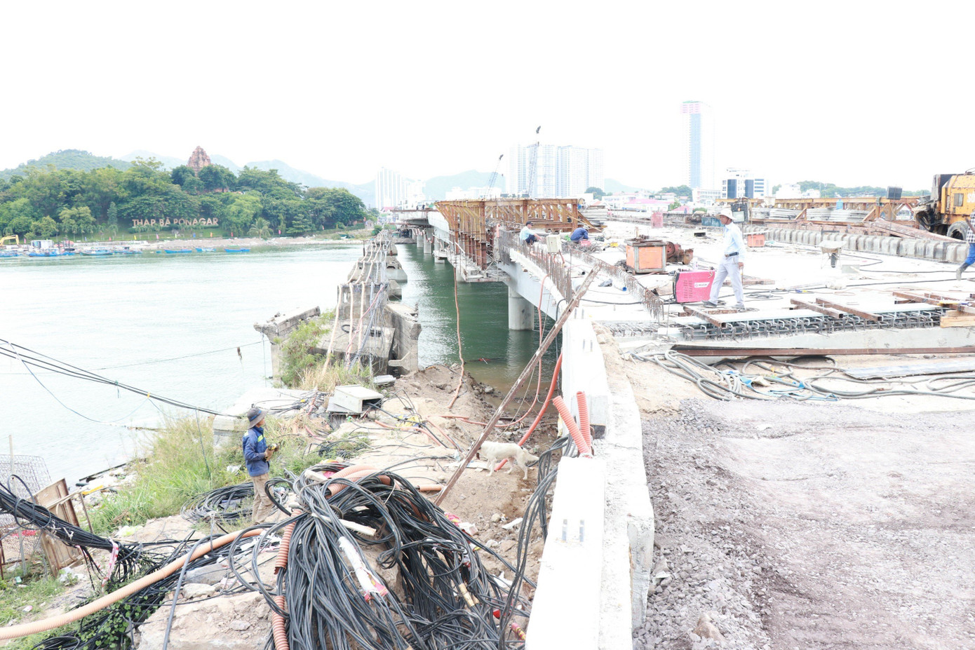 Công nhân đang tích cực thi công để hoàn thiện các hạng mục cuối cùng của cầu Xóm Bóng. Công nhân đang tích cực thi công để hoàn thiện các hạng mục cuối cùng của cầu Xóm Bóng.