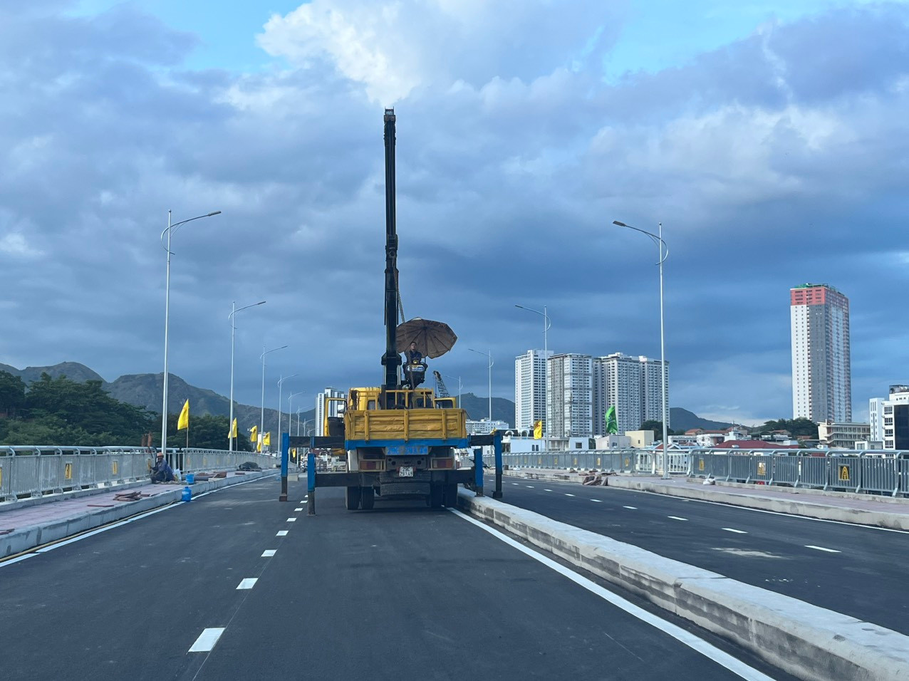 Nhà thầu đang hoàn thiện các hạng mục cuối cùng của cầu Xóm Bóng để thông xe. Ảnh: L.H.