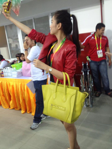 Cô cười duyên, tạo dáng để các phóng viên chụp ảnh, rồi tự dùng điện thoại để chụp ảnh “tự sướng” tại sân. fdsfgdg