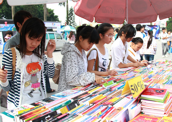 Mặt hàng nhiều nhất là sách, tài liệu. Có đơn vị giảm giá tới 50%. Ảnh: Trường Phong. . Mặt hàng nhiều nhất là sách, tài liệu. Có đơn vị giảm giá tới 50%. Ảnh: Trường Phong.