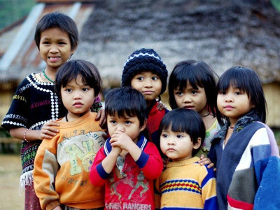 Trẻ em Cơ tu bây giờ vẫn được truyền niềm tin bất diệt vào linh hồn của núi. Ảnh: Nam Cường