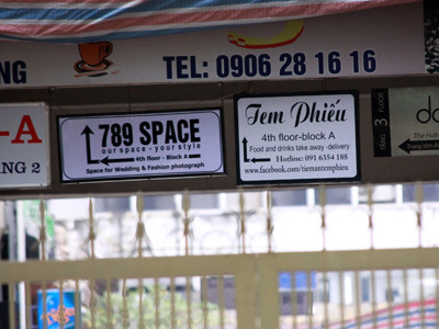 Khu vui chơi tổ hợp là khu vực với những căn nhà cũ nát