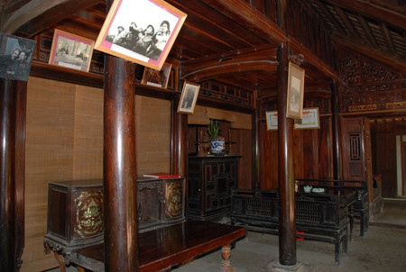 Cổng nhà và nội thất nhà Đại tướng tại làng An Xá, huyện Lệ Thủy, tỉnh Quảng Bình