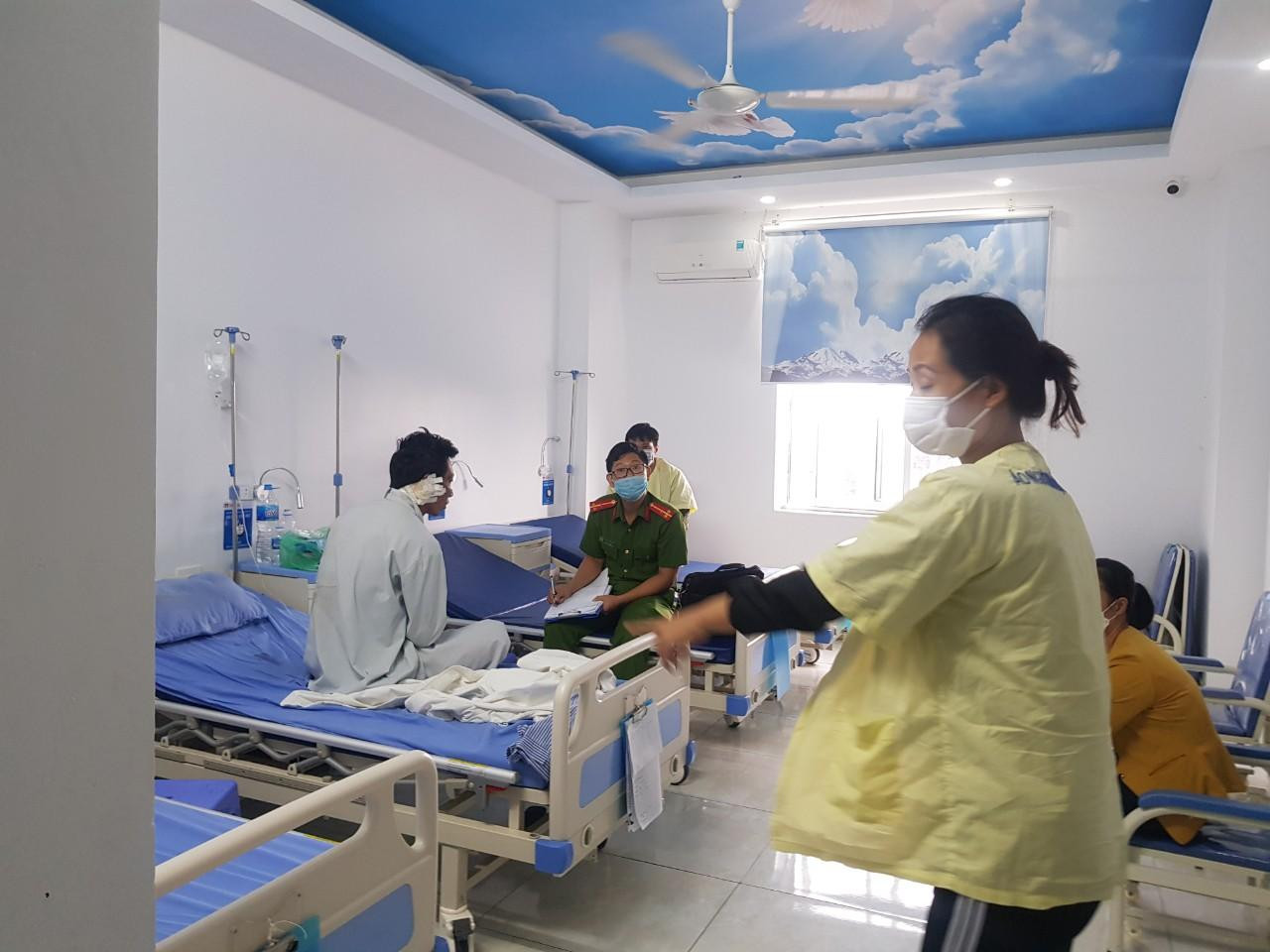 Cơ quan công an ghi lời khai người bị thương tại bệnh viện