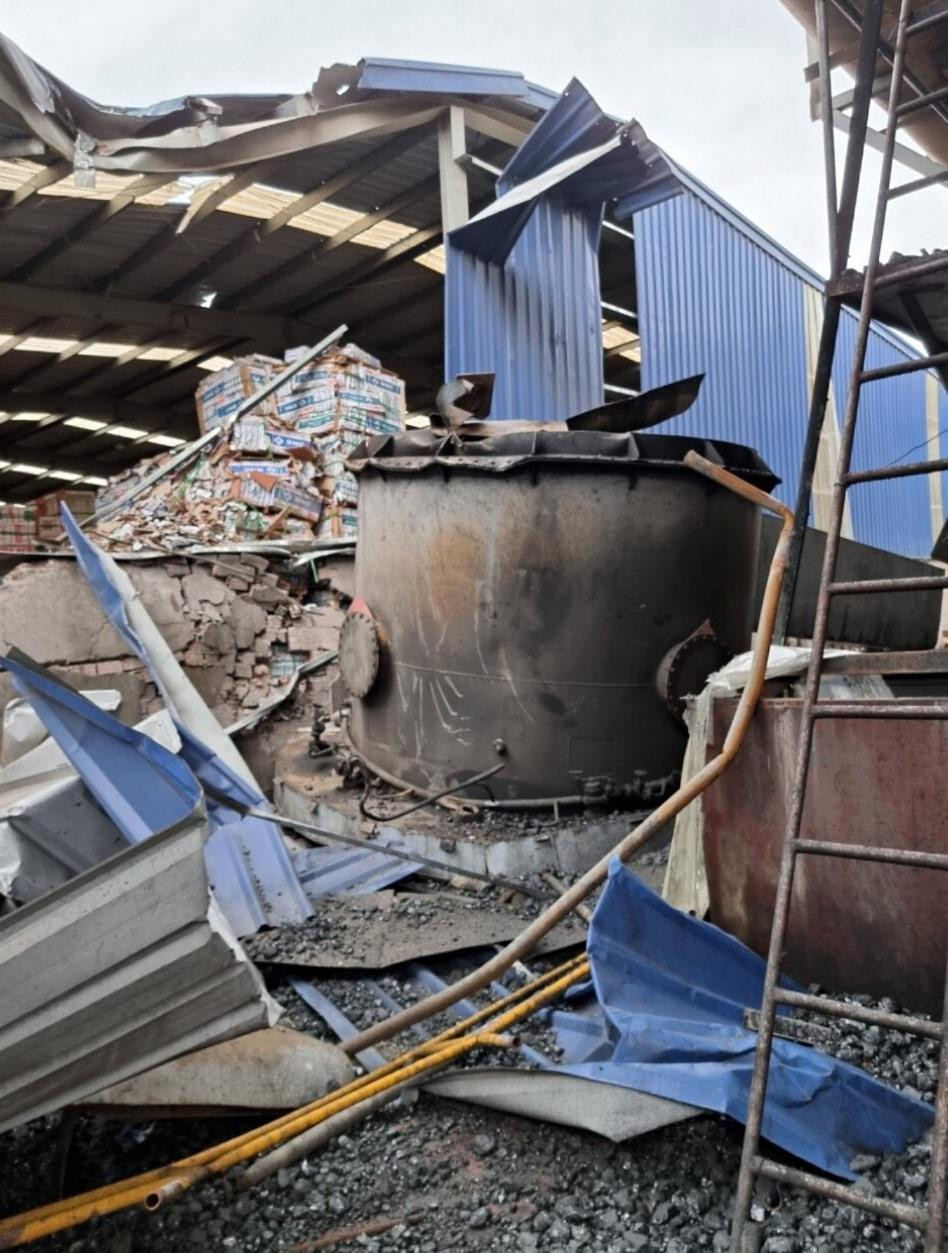 Hình ảnh hiện trường cho thấy vụ nổ gây ra lực tác động rất lớn đến khu vực xung quanh