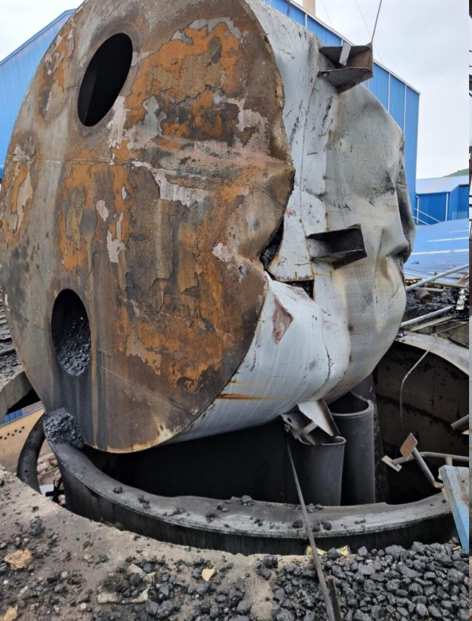 Cận cảnh lò hơi bị nổ