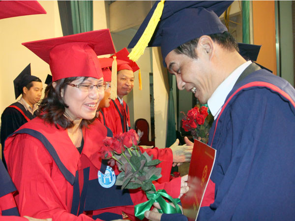 Tiến sỹ Nguyễn Mai Hương, trao bằng cử nhân cho học viên