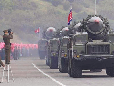 Xe quân sự chở tên lửa trong lễ diễu binh ở Bình Nhưỡng Ảnh: Petar Kujundzic. Xe quân sự chở tên lửa trong lễ diễu binh ở Bình Nhưỡng Ảnh: Petar Kujundzic