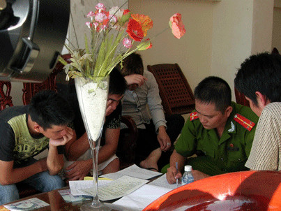 CA làm việc với những đối tượng có liên quan . CA làm việc với những đối tượng có liên quan