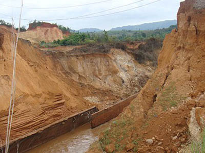 Gần 50m thân đập bị vỡ toác vào rạng sáng nay_Ảnmh: L.Đ.Dũng.. Gần 50m thân đập bị vỡ toác vào rạng sáng nay_Ảnmh: L.Đ.Dũng.