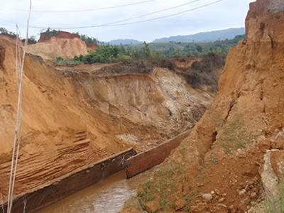 Gần 50m thân đập bị vỡ toác vào rạng sáng nay_Ảnmh: L.Đ.Dũng.