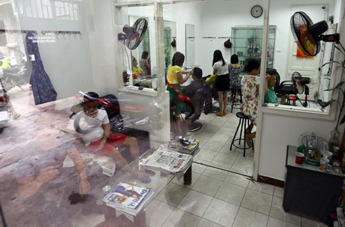 Nghề 'bới đen, tìm bạc' ở Hà Thành ảnh 1