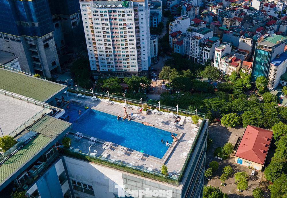 Bể bơi ngoài trời trên sân thượng toà nhà Hei Tower, đường Nguỵ Như Kon Tum cũng đã có khách trở lại