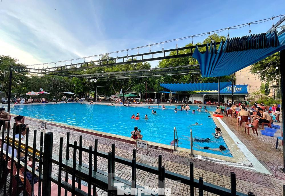 Anh Nguyễn,Q Hùng (Q. Tây Hồ, Hà Nội) khá lo lắng: "nhà có 2 cháu nhỏ (10 tuổi và 7 tuổi), mọi năm, nghỉ hè thường cho các cháu ra bể bơi Hồ Tây (đường Đặng Thai Mai) để học bơi nhưng năm nay do dịch bệnh, các trung tâm bơi lội đều dừng hoạt động,đến hôm nay mới cho các cháu đến bể bơi để giải nhiệt sau một thời gian dài nghỉ do dịch COVID-19"