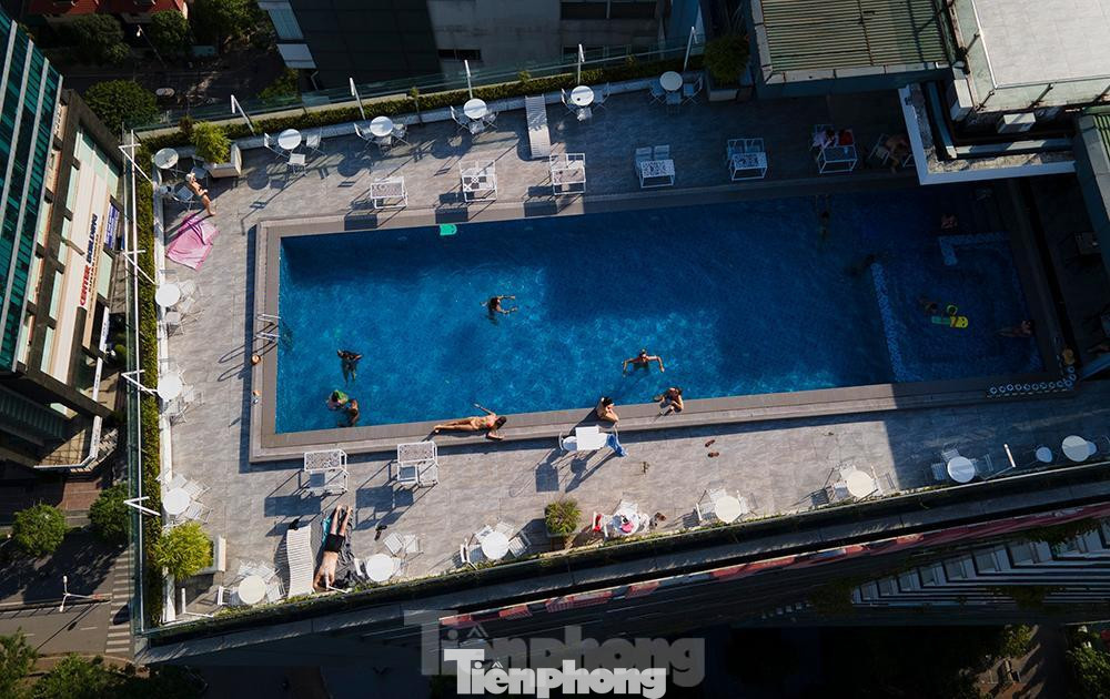 Cả bể bơi chỉ lác đác vài người vào bơi