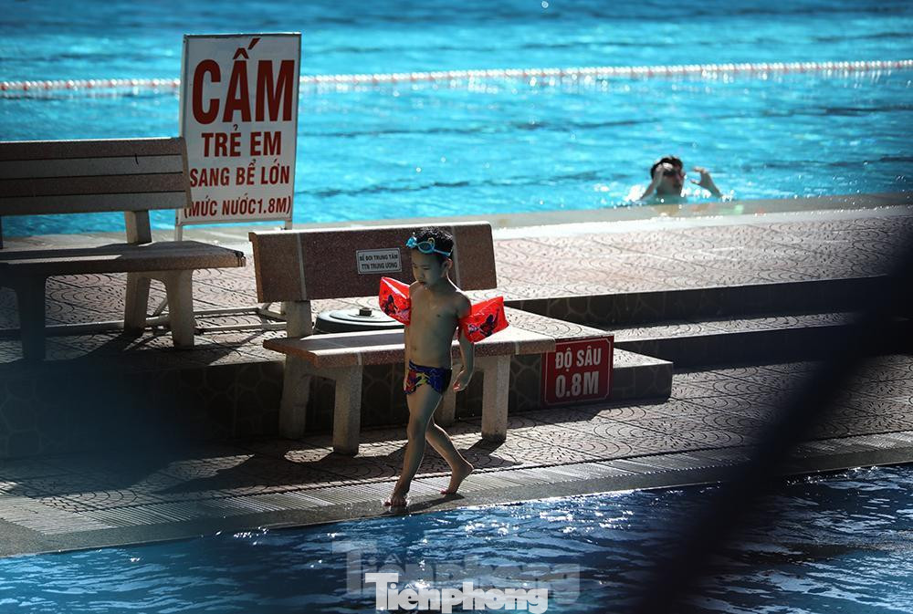 Chị Tuyết ở quận Thanh Xuân cho biết: "Hè này, gia đình chỉ cho các cháu chơi tại nhà, tắm tại nhà, vừa để phòng chống dịch COVID-19, vừa tránh cháu theo bạn bè ra sông, hồ để bơi, đặc biệt là thời tiết nắng nóng kéo dài như thế này dễ xảy ra nhiều trường hợp đuối nước."