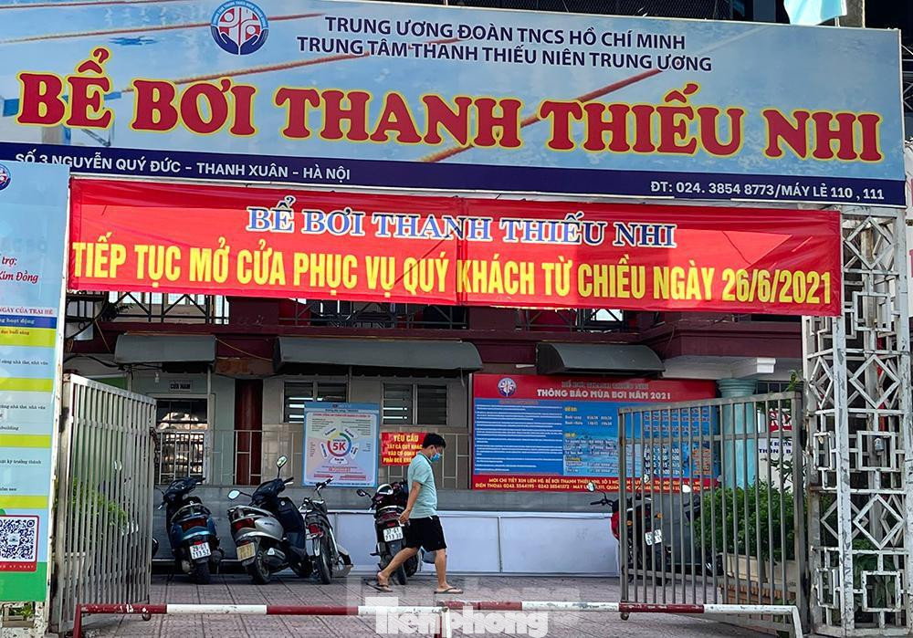 Bể bơi Thanh thiếu nhi số 3 Nguyễn Quý Đức (quận Thanh Xuân) căng băng rôn mở cửa phục vụ từ chiều 26/6.