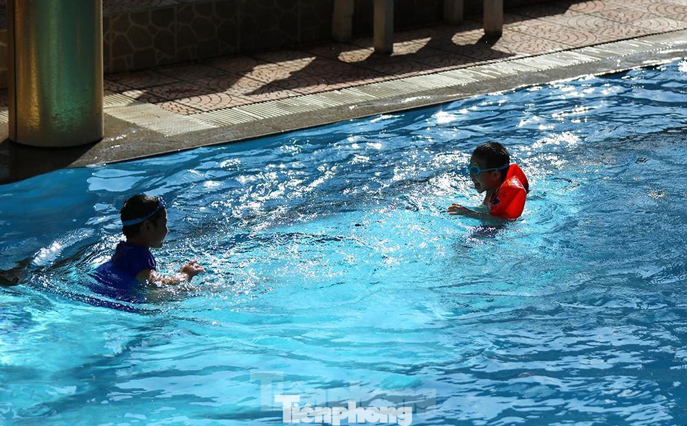 Các em được thoả thích bơi lội trong những ngày hè nóng bức