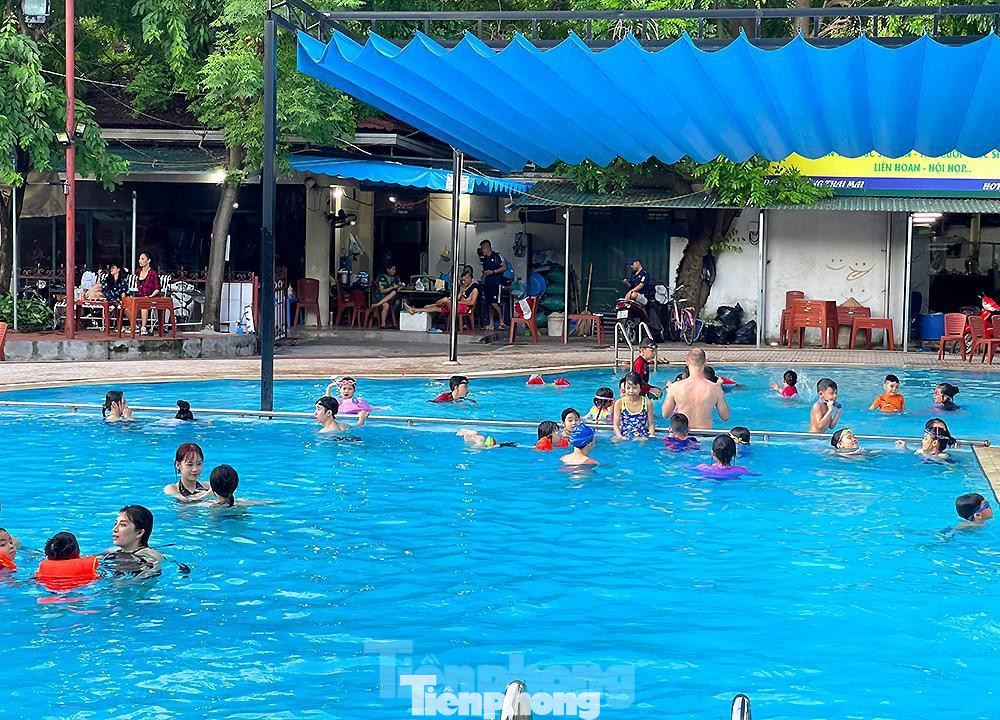 Tại bể bơi Hồ Tây ,43 Đặng Thai Mai quận Tây Hồ cũng đã mở cửa trở lại