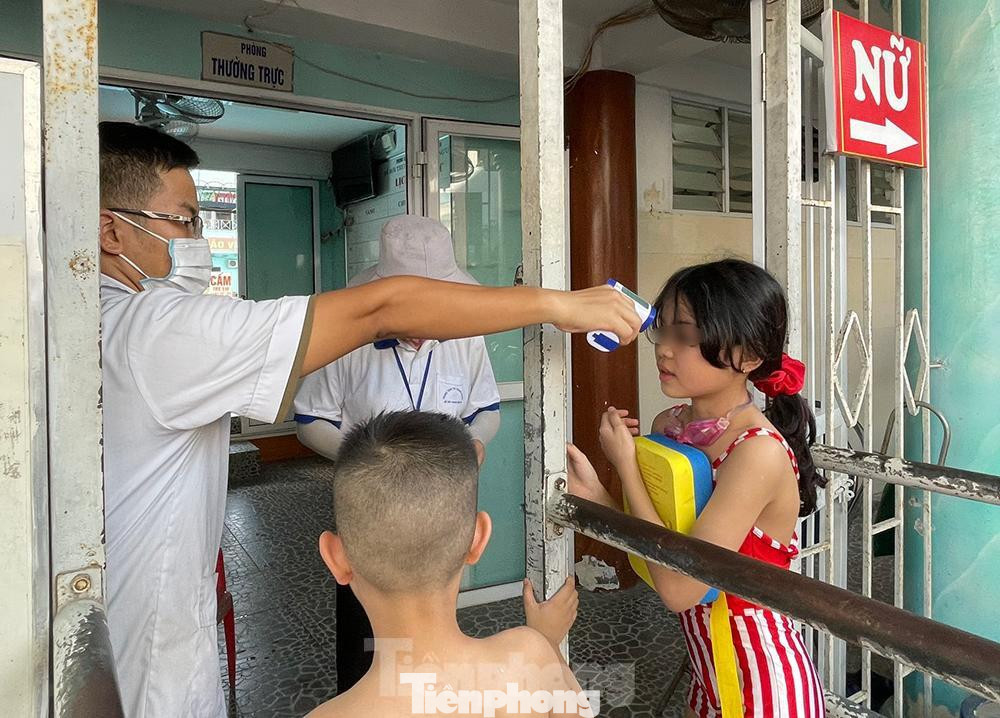 Trước khi vào bể bơi đều tuân thủ các yêu cầu của nhân viên bể bơi về kiểm tra thân nhiệt và rửa tay bằng chất sát khuẩn