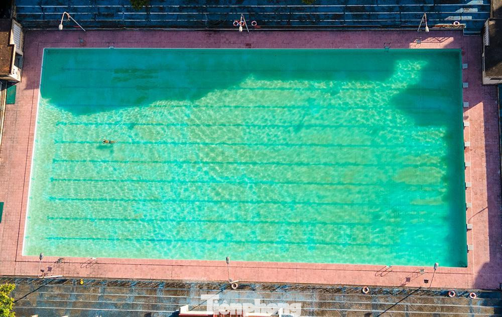 Bể bơi tại số 5 Thái Hà có 1-2 người đến tắm vì nhiều người dân vẫn còn chưa biết bể bơi mở cửa trở lại