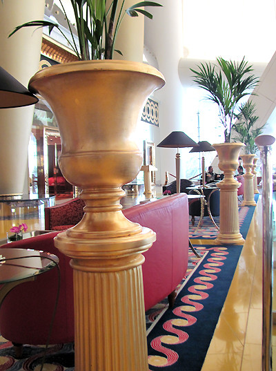 Những chậu cây cảnh đặt tại khu vực sảnh cũng được phủ một lớp vàng lá 22 carat. Những chậu cây cảnh đặt tại khu vực sảnh cũng được phủ một lớp vàng lá 22 carat