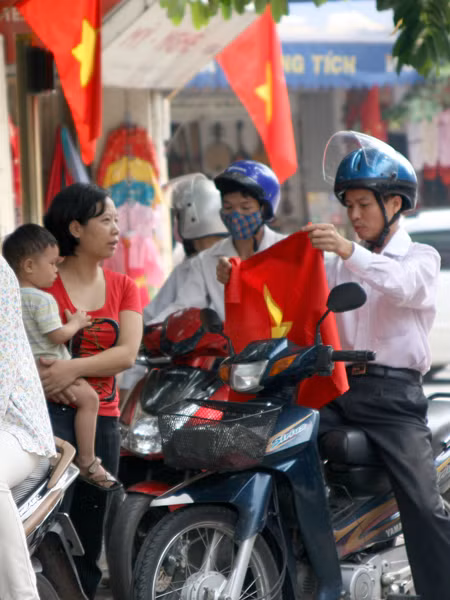 Người dân tranh thủ mua cơ về treo mừng ngày Quốc khánh
