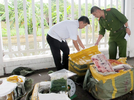 Cơ quan chức năng kiểm đếm lô hàng thịt bò và Tảo Trung Quốc