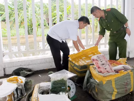Cơ quan chức năng kiểm đếm lô hàng thịt bò và Tảo Trung Quốc. Cơ quan chức năng kiểm đếm lô hàng thịt bò và Tảo Trung Quốc