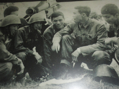  (từ phải sang) Kíp chiến đấu đầu tiên bắn B52 bằng phương pháp Vượt nửa góc: Đỗ Đình Tân (trắc thủ phương vị); Đinh Thế Văn (tiểu đoàn trưởng), Nguyễn Văn Đức (sĩ quan điều khiển), Lưu Văn Mộc (trắc thủ góc tà), Phạm Hồng Hà (trắc thủ cự ly). Ảnh: K.N chụp lại