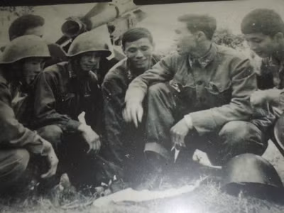  (từ phải sang) Kíp chiến đấu đầu tiên bắn B52 bằng phương pháp Vượt nửa góc: Đỗ Đình Tân (trắc thủ phương vị); Đinh Thế Văn (tiểu đoàn trưởng), Nguyễn Văn Đức (sĩ quan điều khiển), Lưu Văn Mộc (trắc thủ góc tà), Phạm Hồng Hà (trắc thủ cự ly). Ảnh: K.N chụp lại